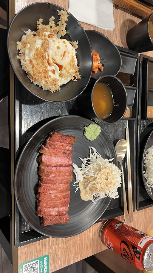 레스토랑 식사 장면